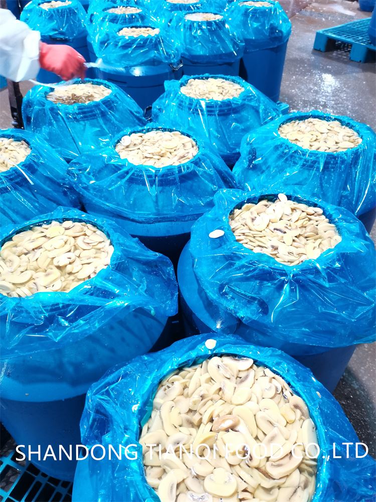 Slice white champignon mushroom in brine in drums Slice white champignon mushroom in brine in drums